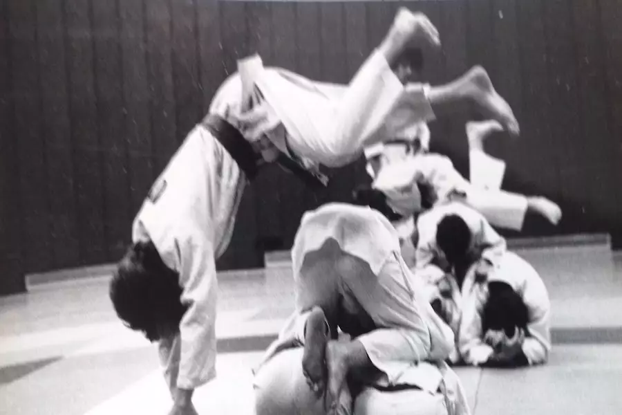 Judo Training über hohe Hindernisse